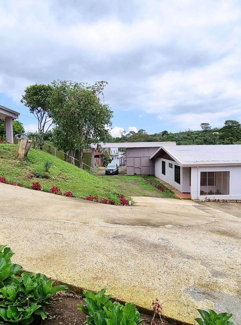 Terreno con 2 casas - Imagen 1